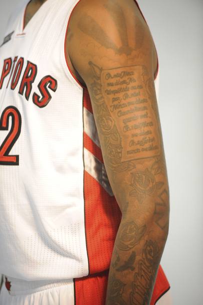 Il nuovo numero 92 dei Raptors mostra il suo tatuaggio. Reuters